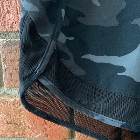 Athleta Black Camo Mesh Racer Run 4” Short - Picture 5 of 10